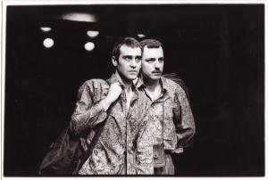 Hicham y Bilal contemplen la terra que deixen a l'altre costat del mar