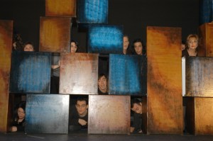 Oprimidos aún tras el muro de la injusticia. Pero hay intersticios.