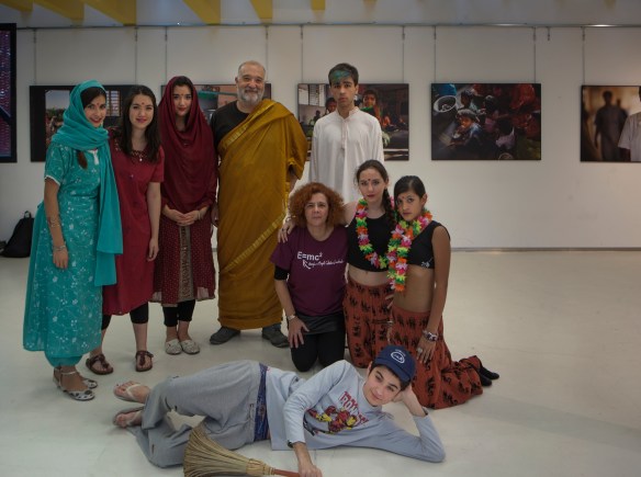 Actores y bailarinas de El Sueño de Tagore. Con ellos, la profesora María Jesús Luque. Foto:  Vicente López Tofiño. 