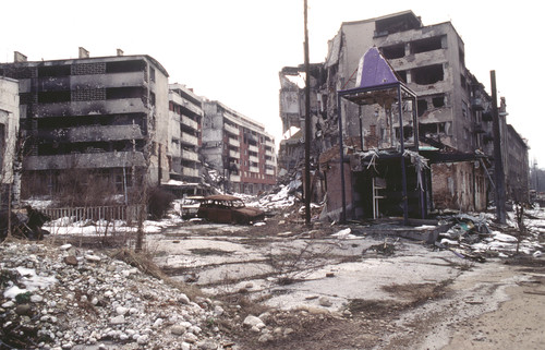La ciudad de Sarajevo, capital de Bosnia, bombardeada durante la Guerra de los Balcanes