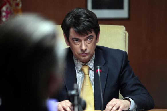 Manolo Solo interpretando al juez Ruz en "B"