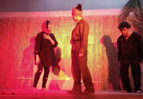 Momento de la representación de La maestra de Phnom Penh, con María Jesús Luque en escena.