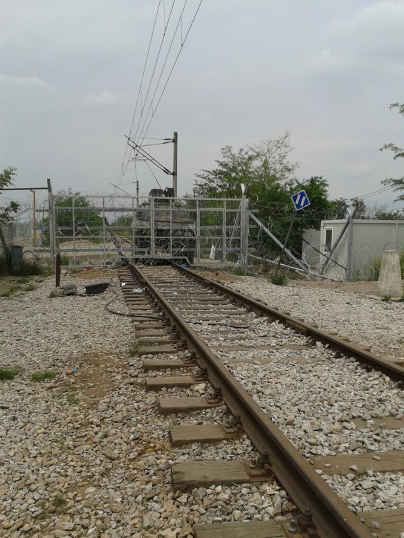 Tanqueta de la policía macedonia custodiando la valla fronteriza de Idomeni