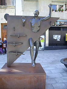 Escultura dedicada a Colometa a la Plaça del Diamant de Barcelona